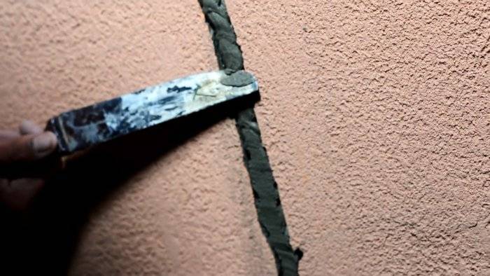 Как заделать трещину в стене внутри квартиры