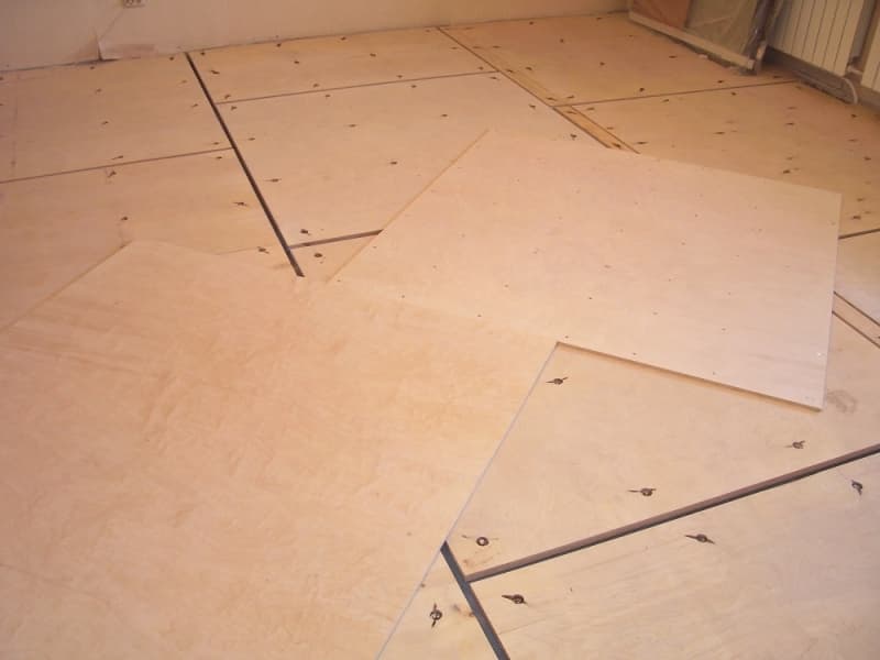 Фанера на бетонный пол: особенности укладки под ламинат