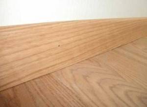 Как крепить деревянный плинтус к полу