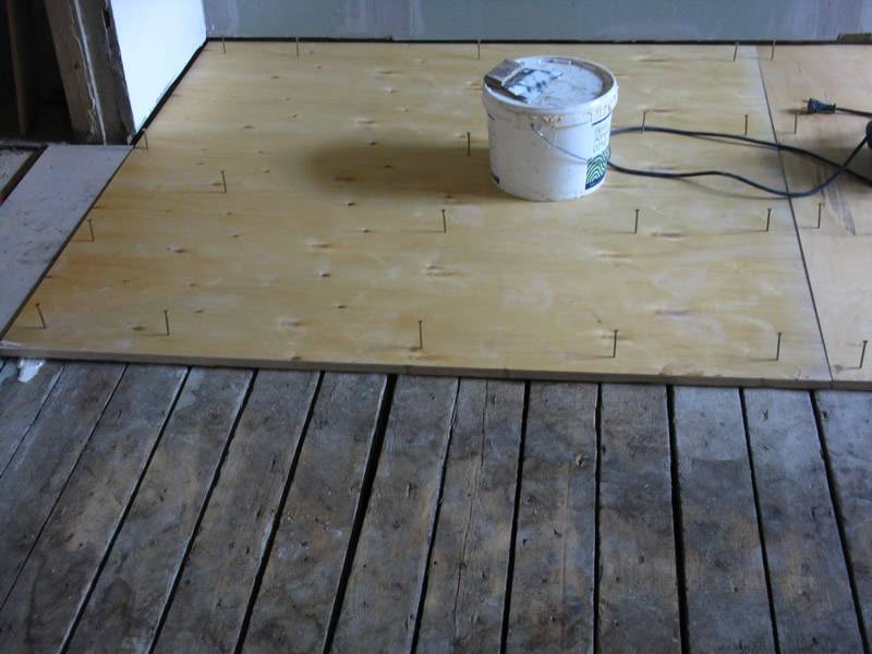 Можно ли залить пол на деревянный пол и как это сделать правильно