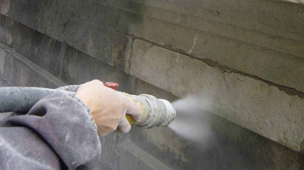 Обеспыливание и упрочнение бетонного пола: работа с топпингом и пропитками