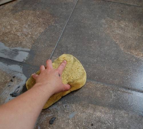 Чем отмыть плитку на полу от въевшейся грязи: бытовая химия и народные методы