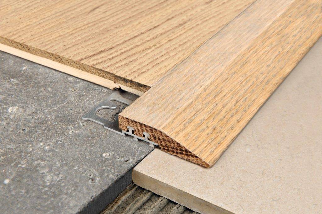 Демонтаж старого и установка нового деревянного дверного порога