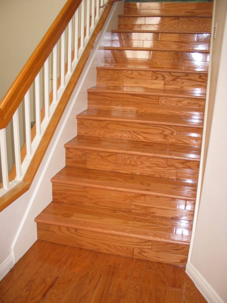 Каким лаком покрыть деревянную лестницу в доме?