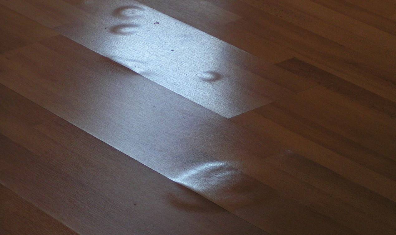 Почему деформировался ламинат который уложили два года назад?