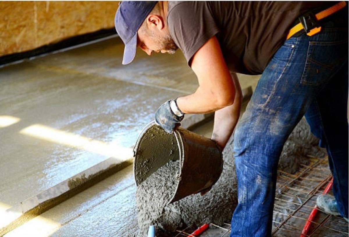 Выравнивание пола плиточным клеем: как это сделать правильно