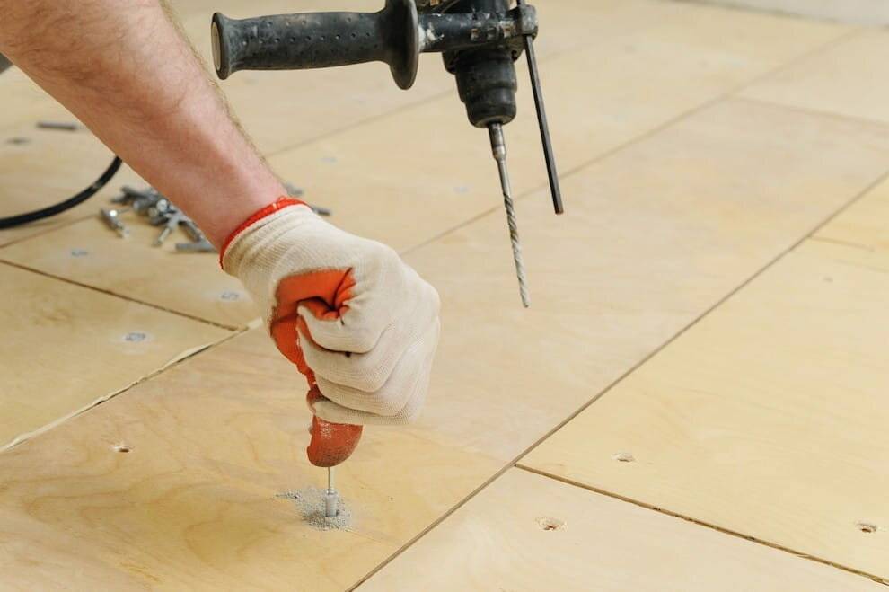 Как выровнять пол под линолеум: работа с деревянным и бетонным основаниями