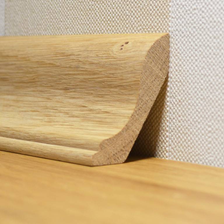 Как выбрать и правильно установить деревянный плинтус из массива