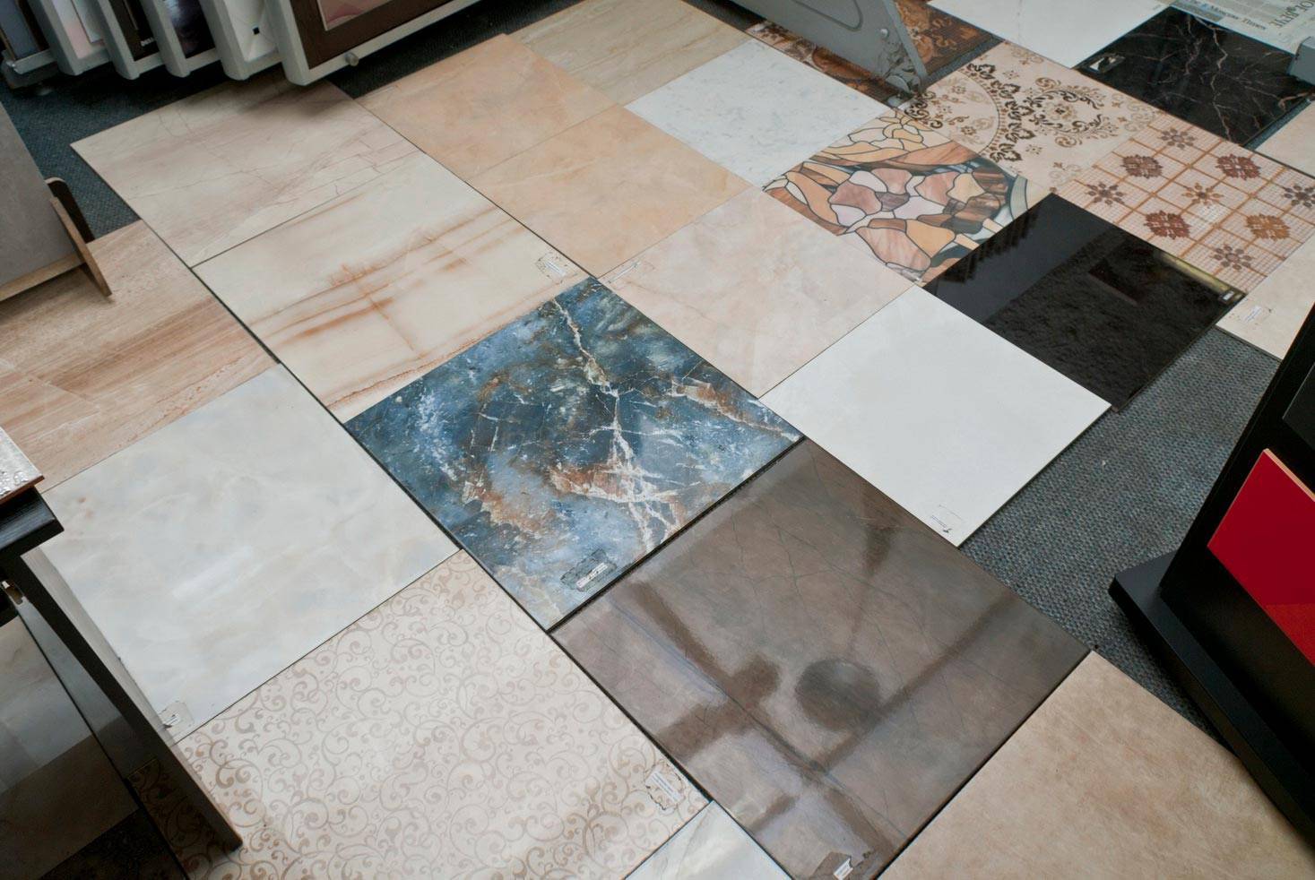 Как положить напольную плитку