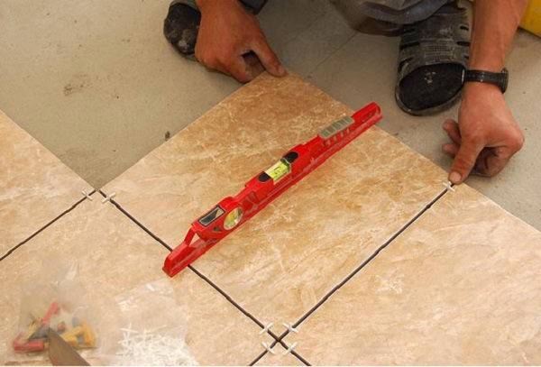 Как класть плитку на деревянный пол