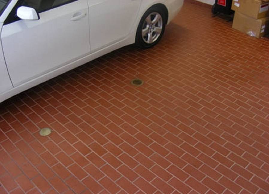 Тротуарная плитка в гараже и перед гаражом