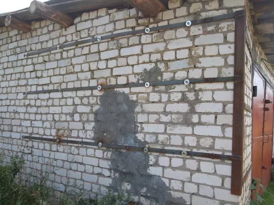 Трещина в стене кирпичного дома, что делать: инструкция