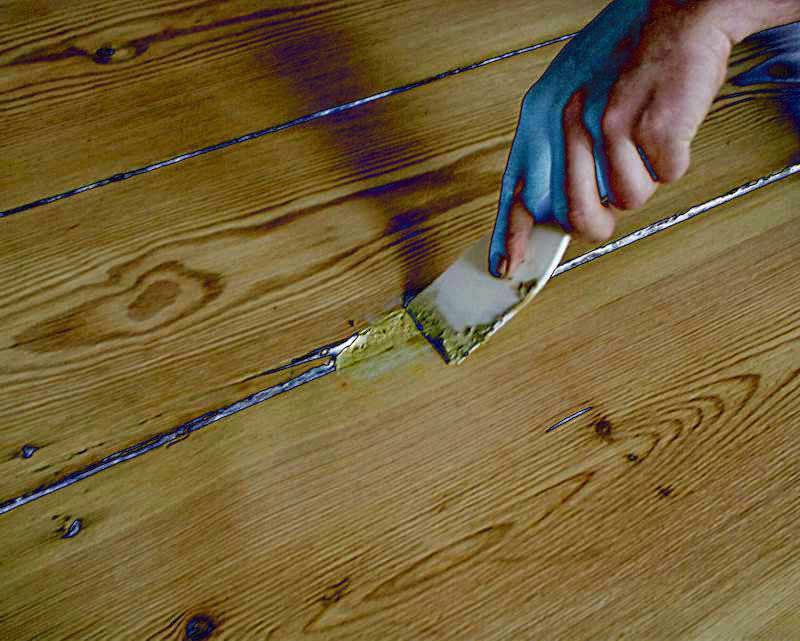 Чем заделать щели в деревянном полу - советы от castorama