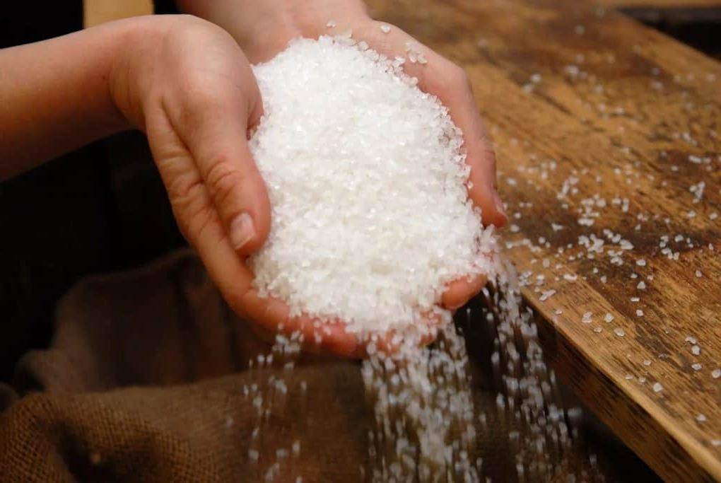 Почему нельзя мыть полы в дорогу: глупое суеверие или верная примета