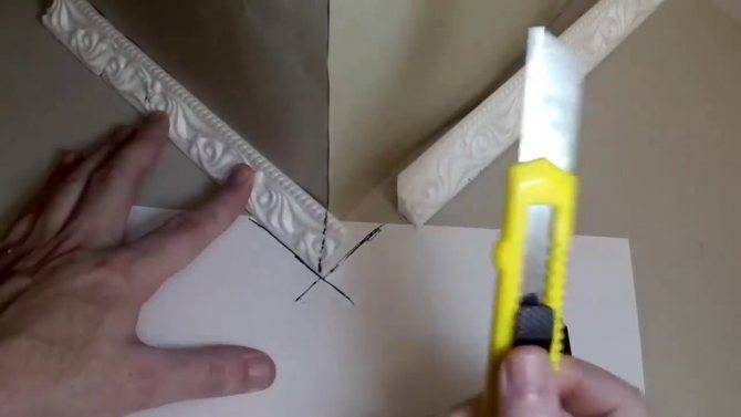 Чем резать пластиковый плинтус, резка углов потолочной галтели своими руками: инструкция, фото