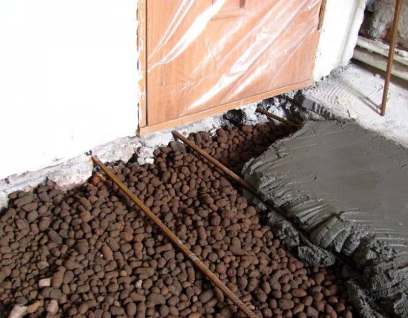 Какой теплоизолятор использовать при заливке бетонной стяжки во флигеле — керамзит или гравий?