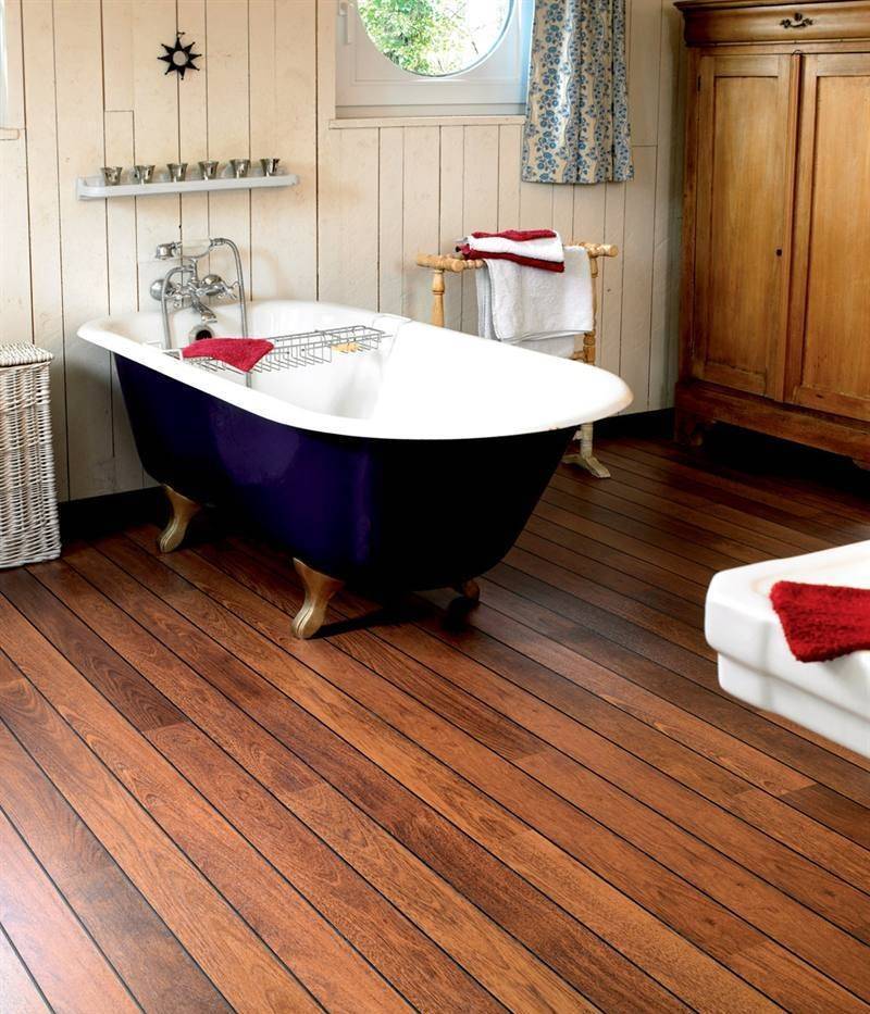 Деревянный пол в ванной, особенности - фото примеров