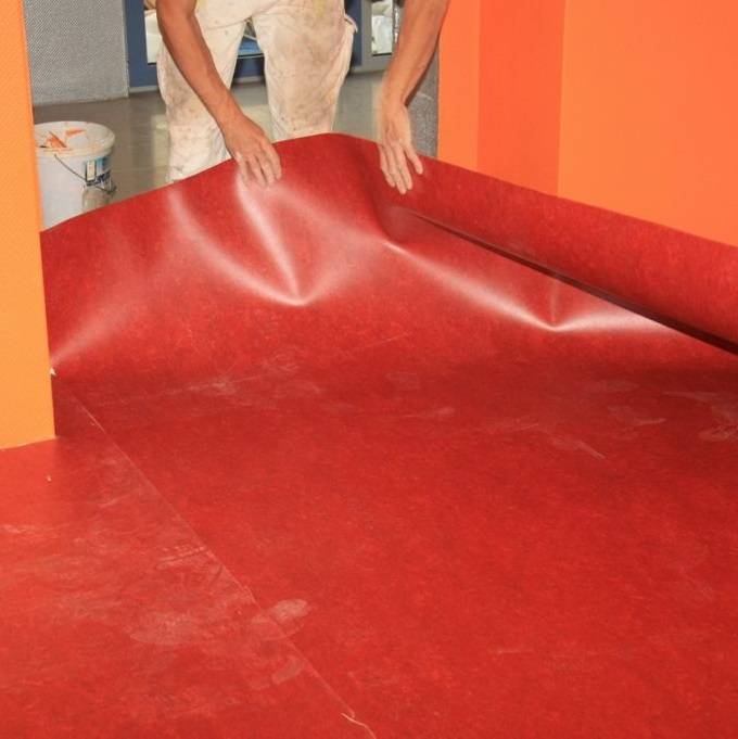 Как стелить линолеум на бетонный пол