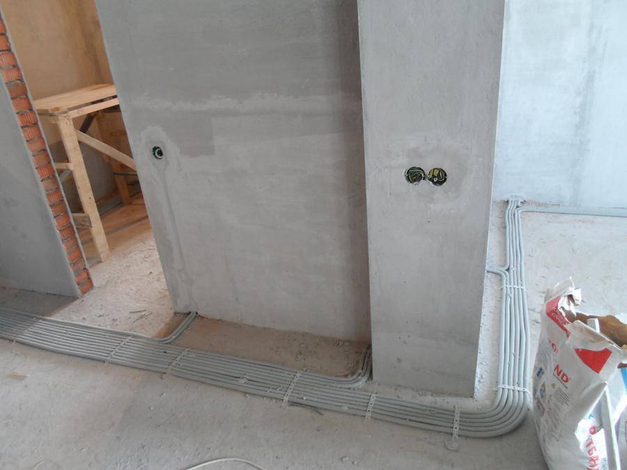 Кабель в стяжке пола