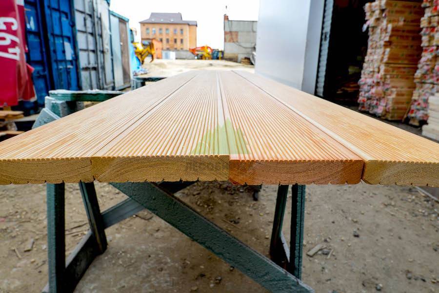 Террасная доска на балконе – варианты укладки на пол