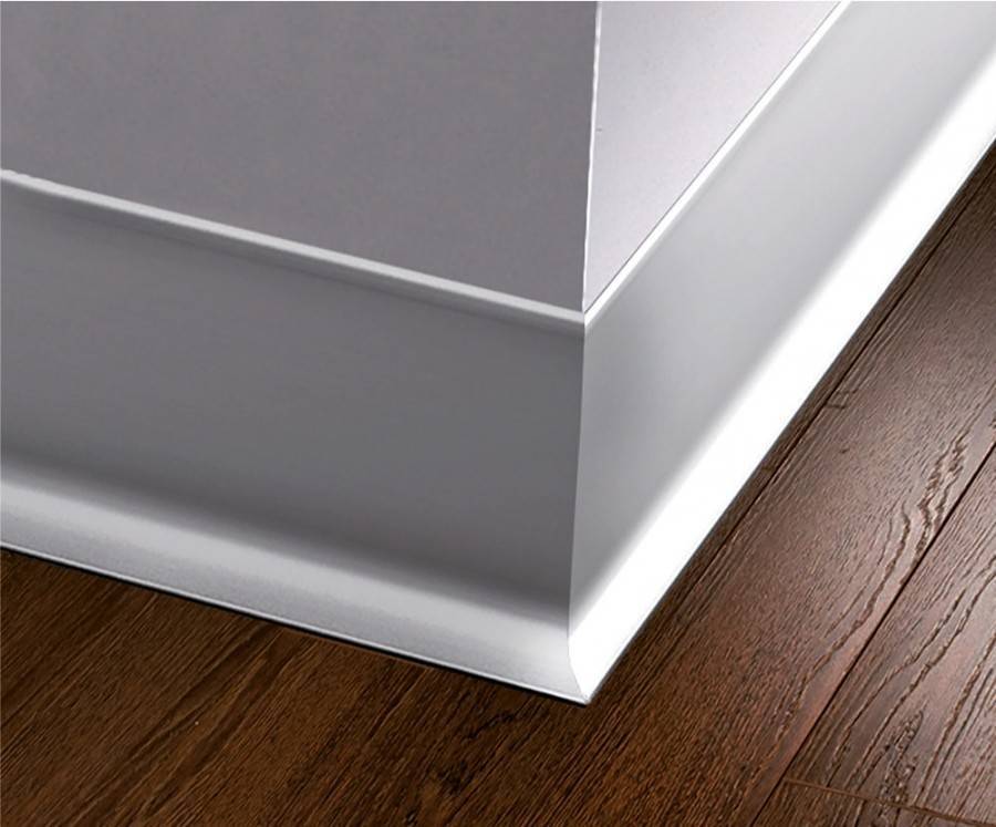 Широкий напольный плинтус как важный элемент интерьера