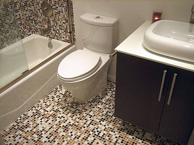 Мозаичный пол в ванной - способы устройства с инструкциями!