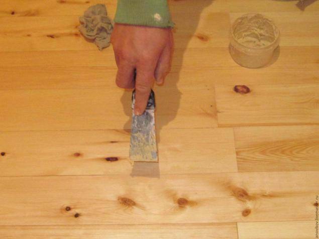 Чем заделать щели в деревянном полу перед покраской, советы
