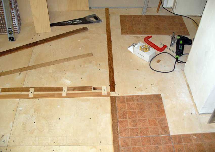 Как положить плитку на деревянный пол в ванной комнате