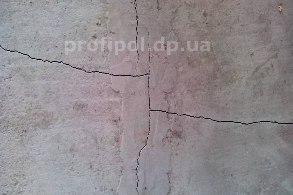 Чем заделать трещины в стяжке пола