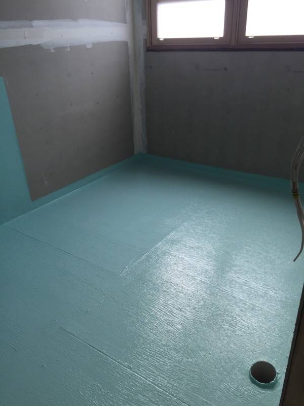 Гидроизоляция пола в ванной под плитку: материалы и их применение