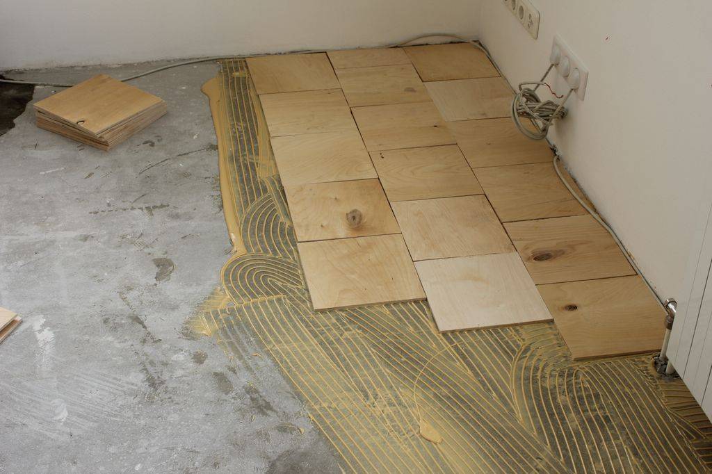 Как выполняется укладка фанеры на бетонный пол?