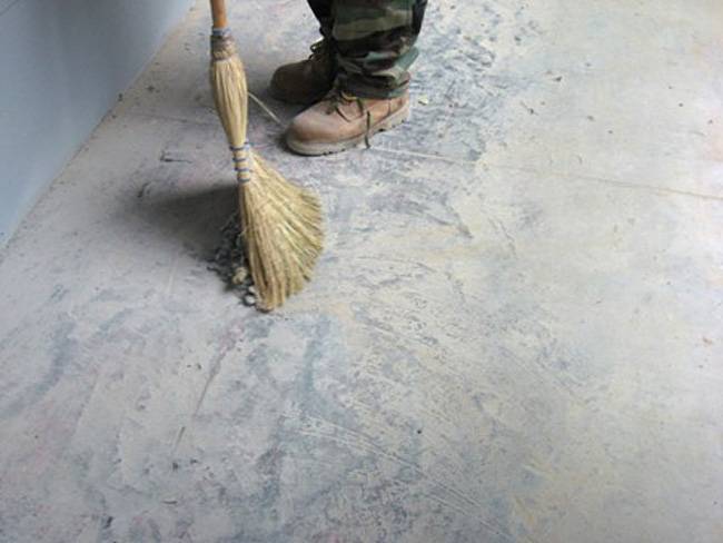 Чем пропитать бетонный пол от пыли