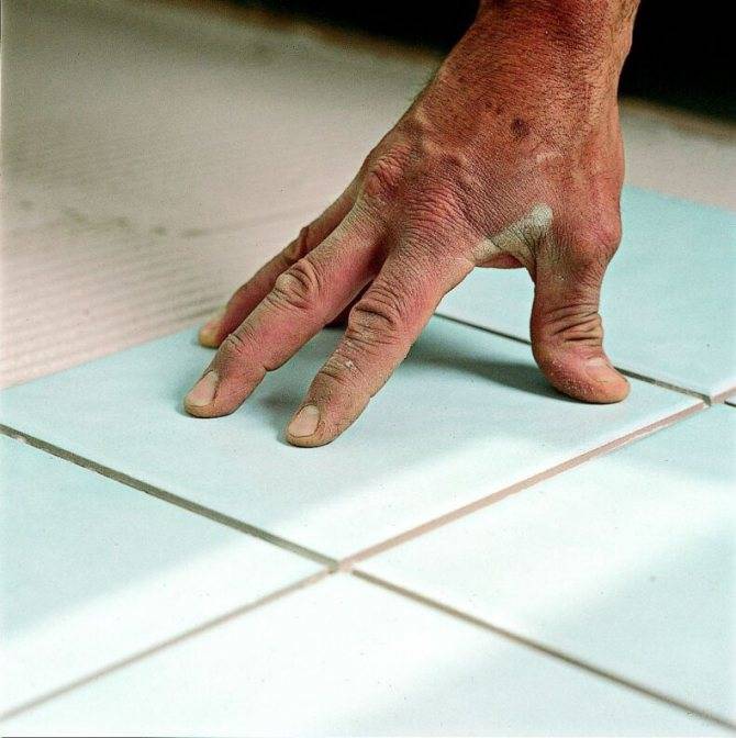 Сколько сохнет плитка на полу после укладки: признаки высохшего клея, через сколько времени после укладки плитки можно ходить по полу