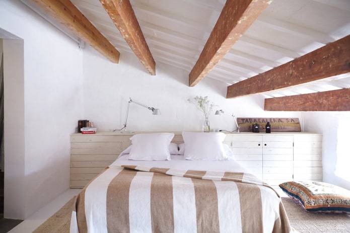 Балки на потолке: как не «нагрузить» интерьер и сделать комнату уютной