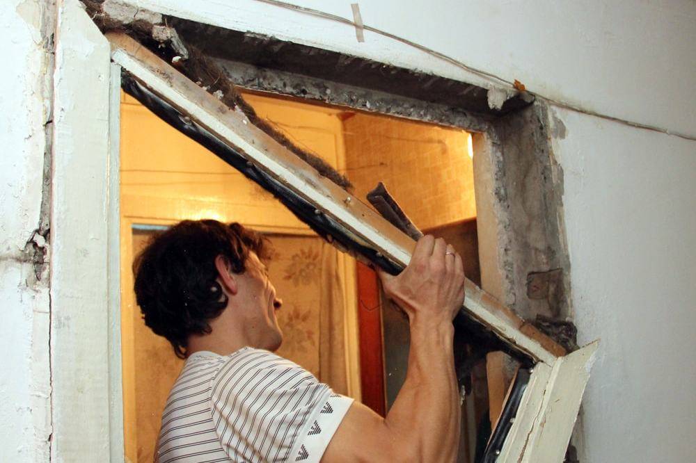 Демонтаж старого и установка нового деревянного дверного порога