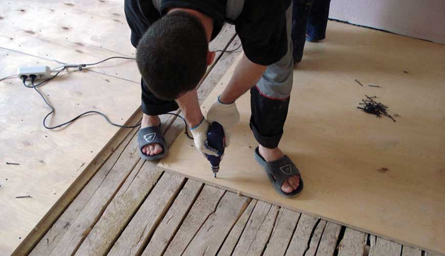 Укладка линолеума на деревянный пол: подготовка основания и укладка на клей