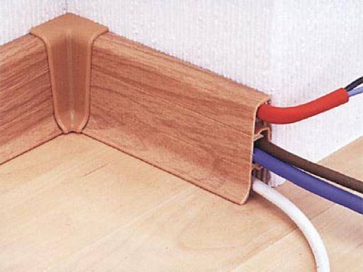 Монтаж плинтусов с кабель каналом: пошаговое выполнение работ в помощь домашнему мастеру