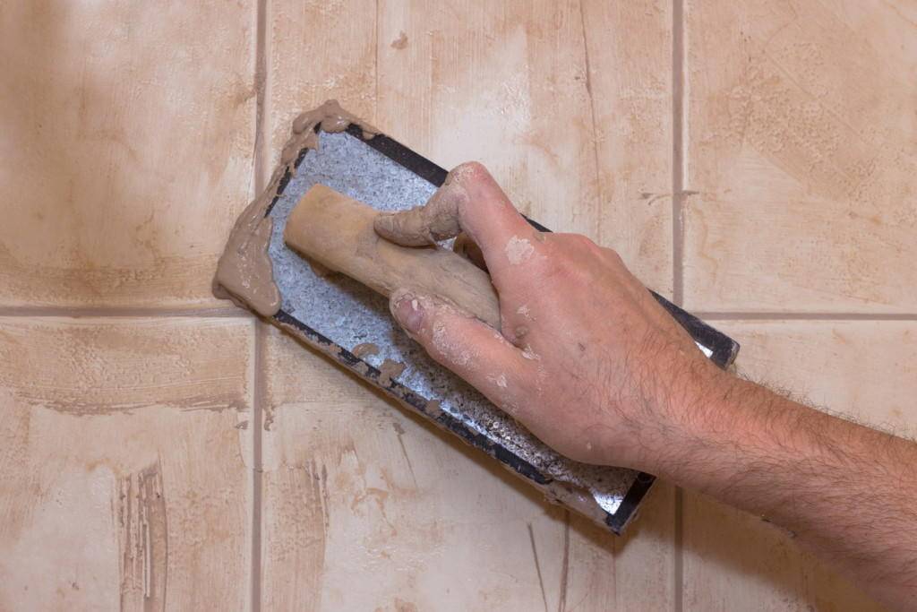 Как затирать швы на плитке на стене правильно своими руками