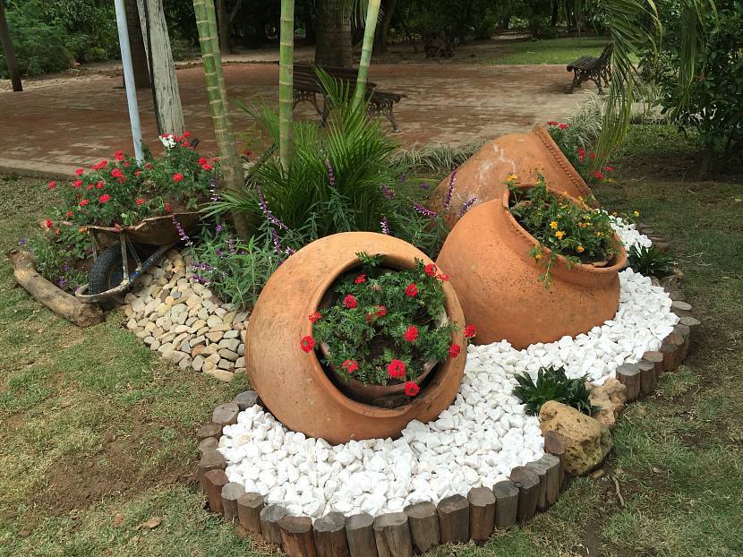 Декоративные камни для ландшафтного дизайна сада и клумб на даче: цветная галька, крупный искусственный булыжник
 - 26 фото