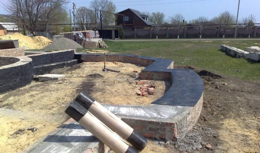 Гидроизоляция фундамента своими руками: методы и правила работы +Видео