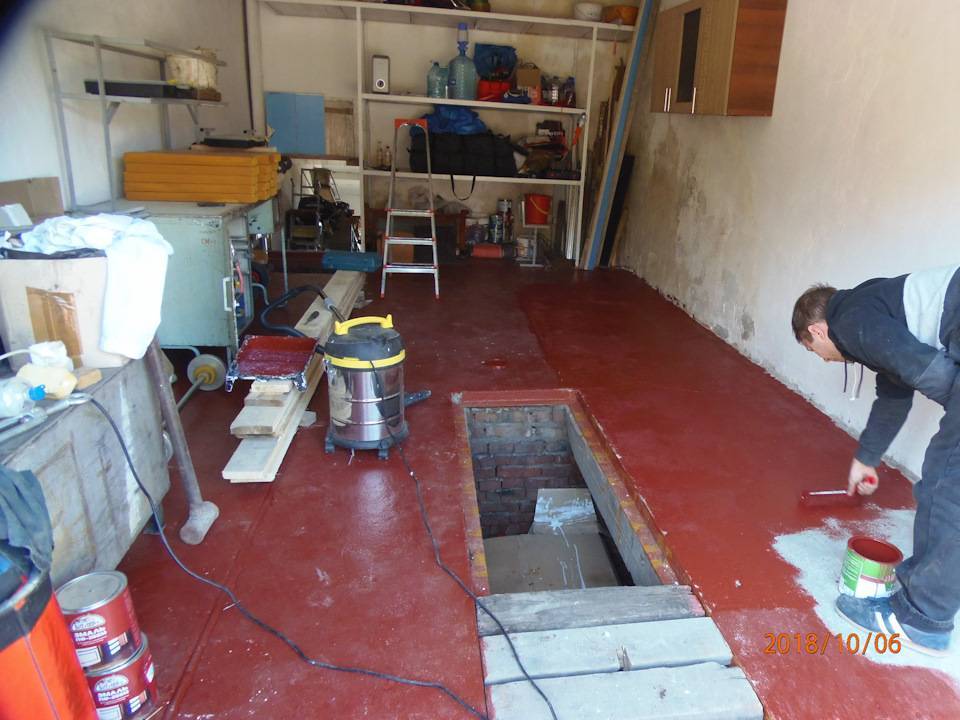 Пылит бетонный пол – причины появления, способы обеспыливания и обработка