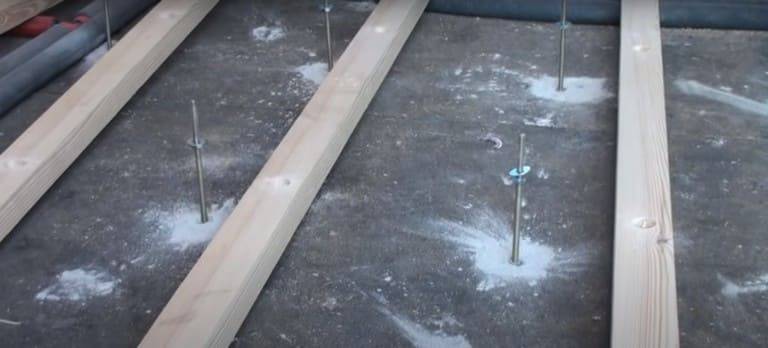 Крепление лаг к бетонному полу: особенности и способы крепления лаг саморезами, анкерами, уголками