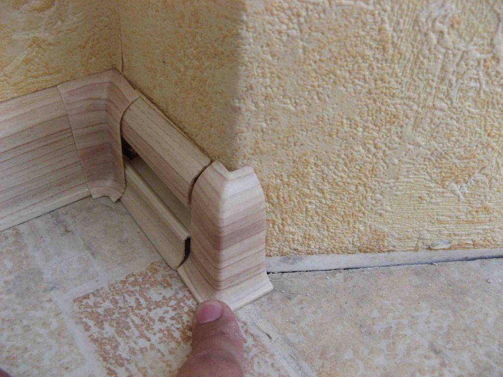Крепление плинтусов к полу и к стене: инструкция по монтажу своими руками