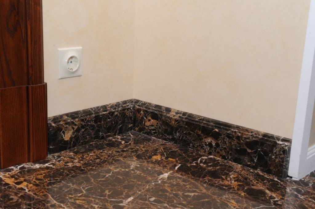 Керамический плинтус: как выбрать и приклеить своими руками, инструкция