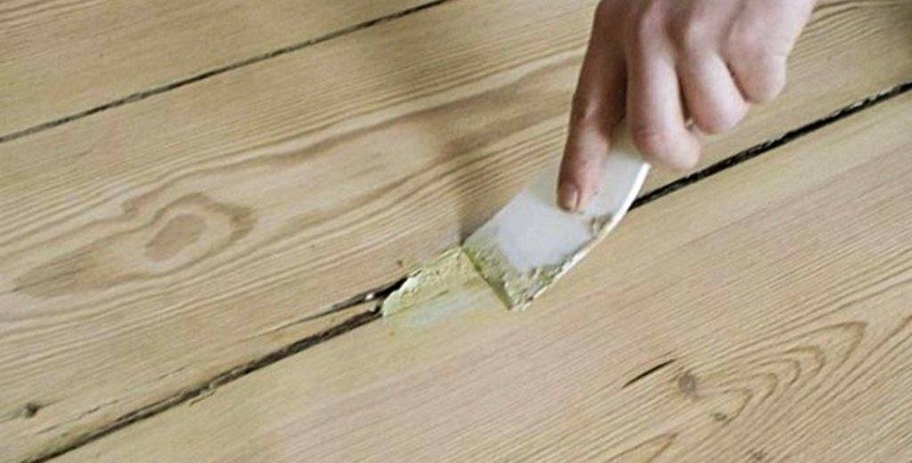 Как заделать щели в полу между досками