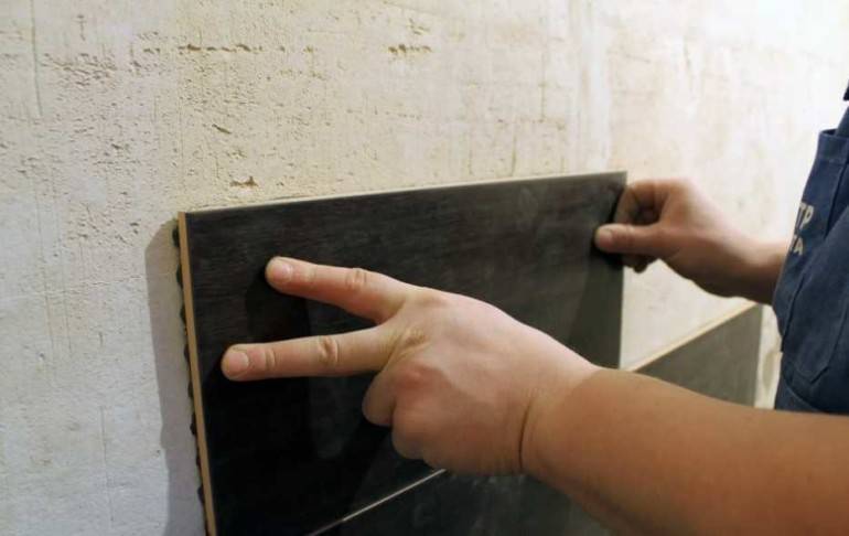 Отваливается керамическая плитка — причины, выполнение восстановительных работ