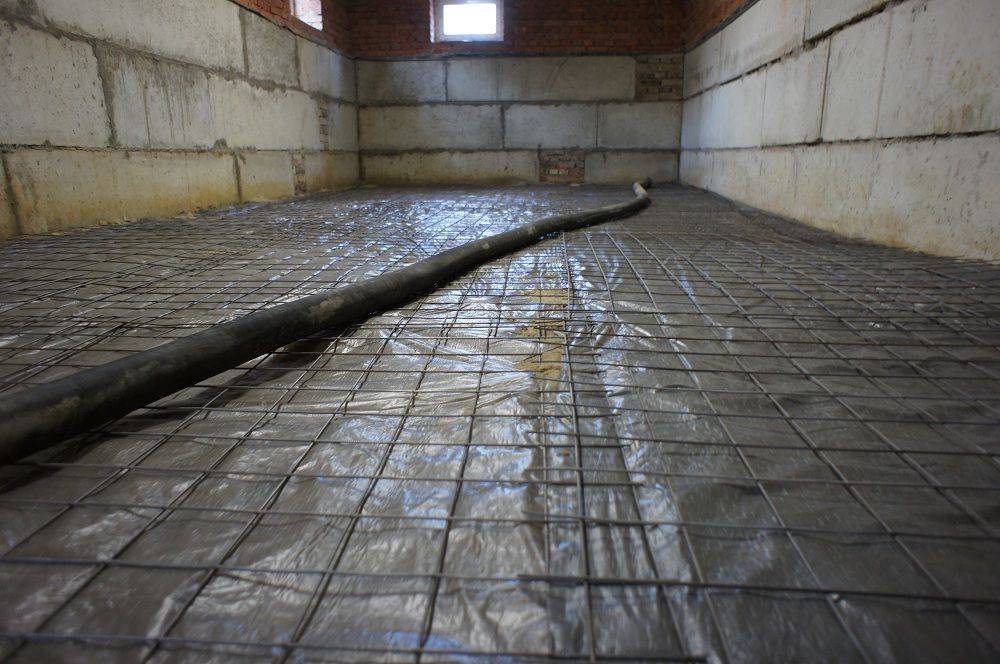 Чем покрыть бетонный пол в гараже, чтобы не пылил: какие материалы лучше и дешевле