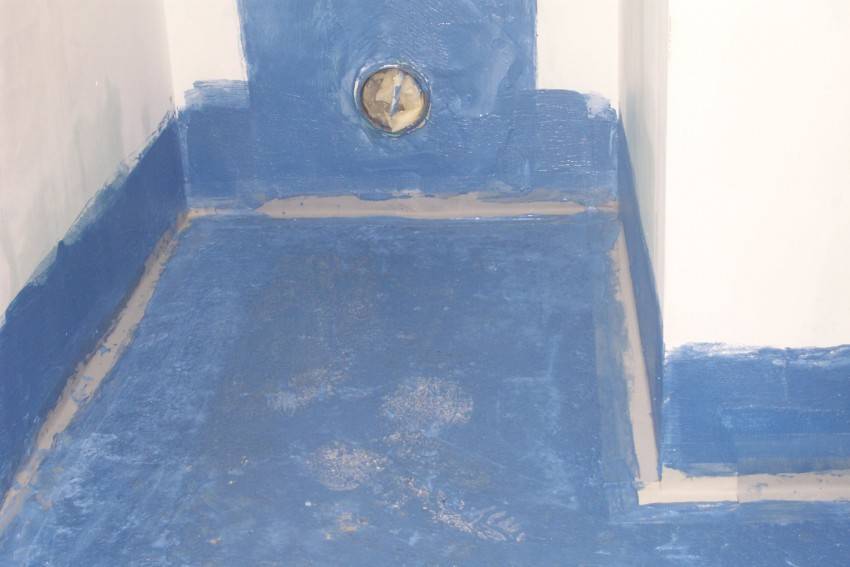 Гидроизоляция стен под плитку и стяжки для пола в ванной комнате