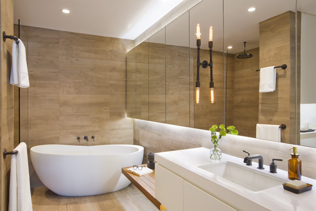 Деревянный пол в ванной комнате