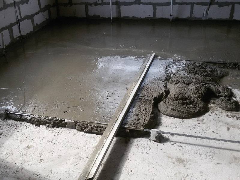 Как выровнять бетонный пол в квартире своими руками: топ способы